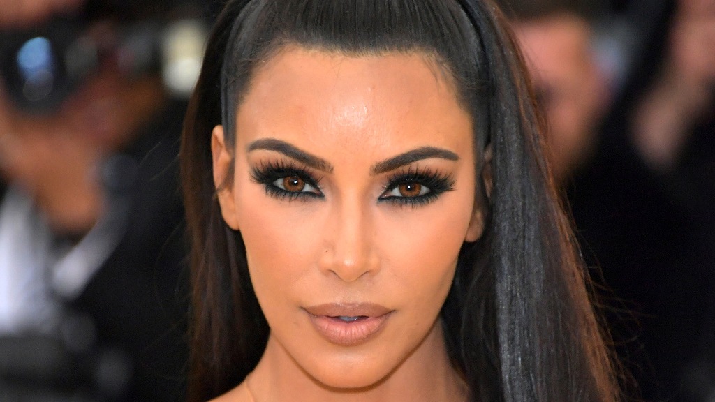 Τα μαλλιά της μπλέ έβαψε η Κιμ Καρντάσιαν και της πάνε (Photos) - Media