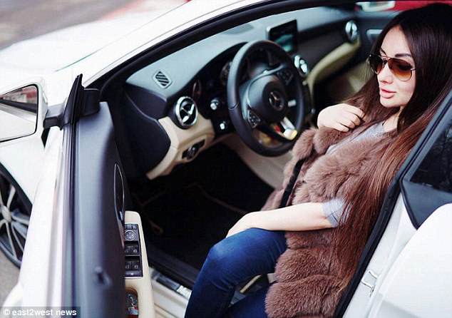 Μοντέλο προσέφερε σόλο σεξ, ή «ντουέτο» σε δυο αστυνομικούς που την σταμάτησαν για τροχαία παράβαση (Photos) - Media Gallery 2