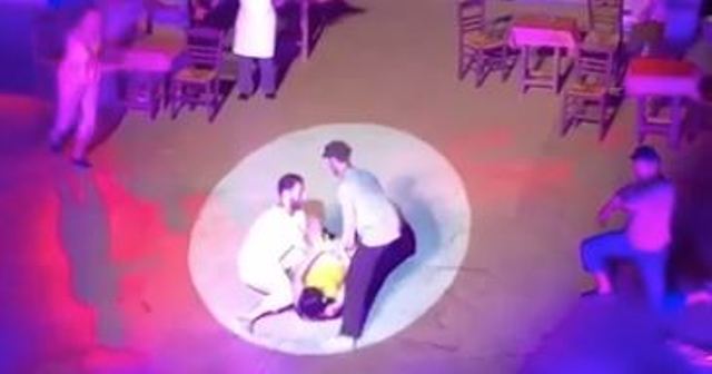 Μαρία Κορινθίου: Έπεσε πάνω στη σκηνή - Δε μπορούσε να συνεχίσει από τα γέλια! (Video) - Media