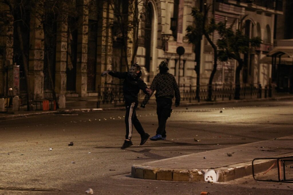 Πεδίο μάχης η Αθήνα: Άγνωστοι πετούσαν μολότοφ στα ΜΑΤ επί δύο ώρες  - Media