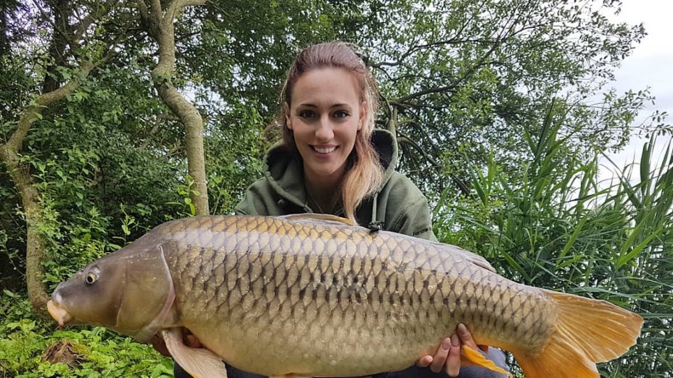 Η Άννα Κορακάκη ψάρεψε κυπρίνο 15 κιλών (Photo)  - Media