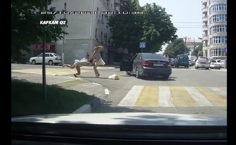 Τρελάθηκαν οι γυναίκες στη Ρωσία: Ξεμάλλιασμα στη μέση του δρόμου (Video) - Media