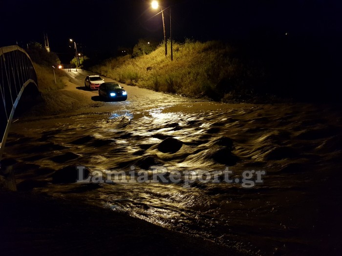 Προσπάθησε να περάσει το «φουσκωμένο» ποτάμι και εγκλωβίστηκε στο αμάξι του (Photos) - Media