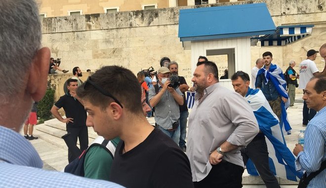 Βίντεο: Ο χρυσαυγίτης βουλευτής Λαγός πρώτος στην απόπειρα εισβολής στη Βουλή - Media
