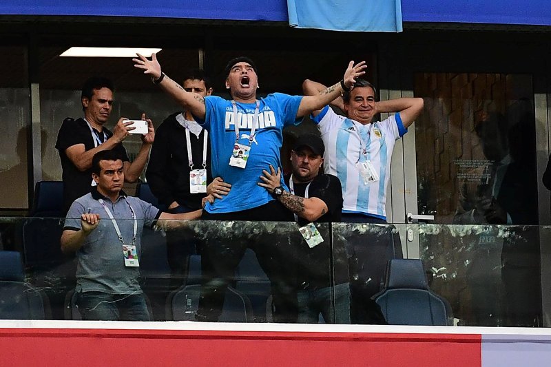 Κατέρρευσε ο Μαραντόνα μετά τη νίκη της Αργεντινής - Δεν μπορούσε να σταθεί στα πόδια του (Video) - Media