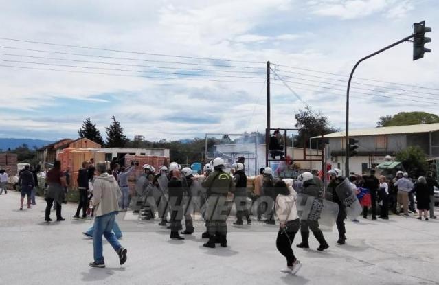 Έκρυθμη η κατάσταση στην αστυνομοκρατούμενη Λευκίμμη - Φορτηγά με σκουπίδια κινούνται προς τον ΧΥΤΑ - Media