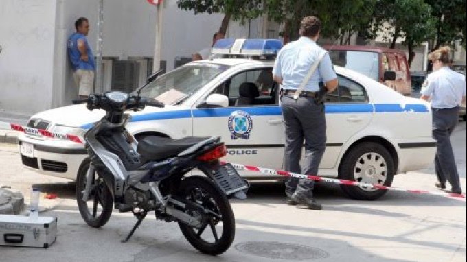 Κέντρο Αθήνας: Χριστουγεννιάτικη... «έφοδος» τροχονόμων με γερανoύς- «Σήκωσαν» όλα τα μηχανάκια (video) - Media