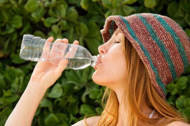 Δείτε πόσο νερό πρέπει να πίνετε την ημέρα!  - Media
