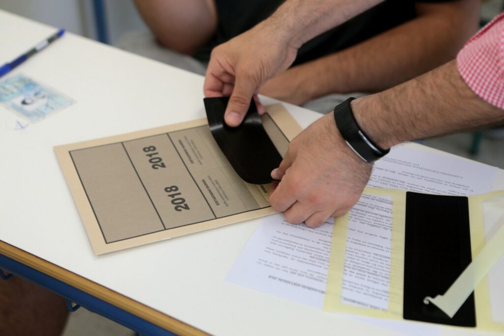 Πανελλήνιες: Αγωνία τέλος για τους 104.000 υποψηφίους - Στις 13.00 οι βαθμολογίες στα σχολεία - Media