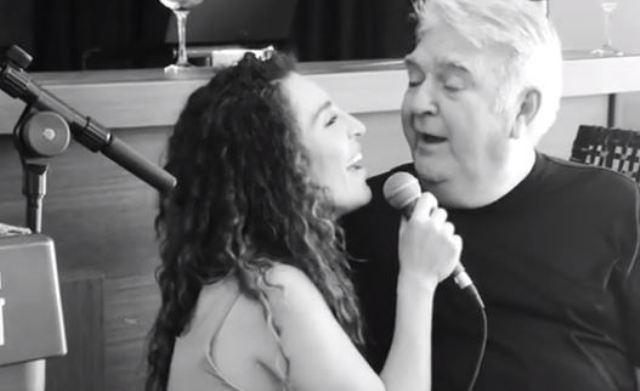 Σπάνια εμφάνιση: Ο Πασχάλης Τερζής τραγουδά με την κόρη του, Γιάννα και αποθεώνονται! (Video) - Media