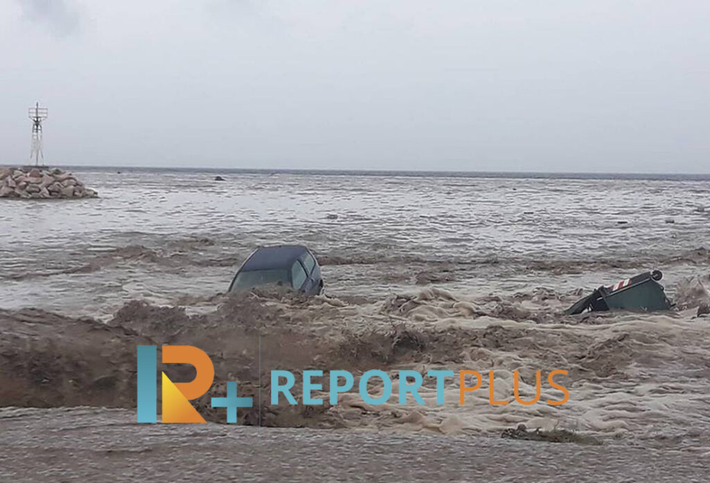 Χαμός στη Χαλκιδική: Χείμαρροι οι δρόμοι, πλημμυρισμένα σπίτια και αυτοκίνητα στη θάλασσα (Videos) - Media