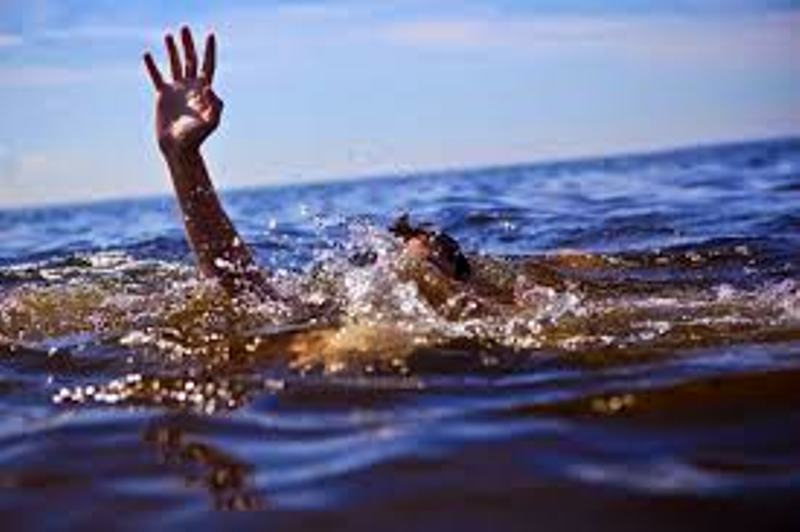 Λούτσα: Αποκοιμήθηκε πάνω σε στρώμα θαλάσσης και παραλίγο να πνιγεί - Media