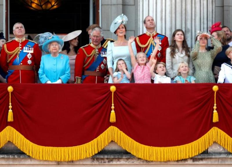Η αλεπού, το τουρμπάνι και το ατύχημα που έκλεψαν την παράσταση στα γενέθλια της βασίλισσας Ελισάβετ (Photos) - Media