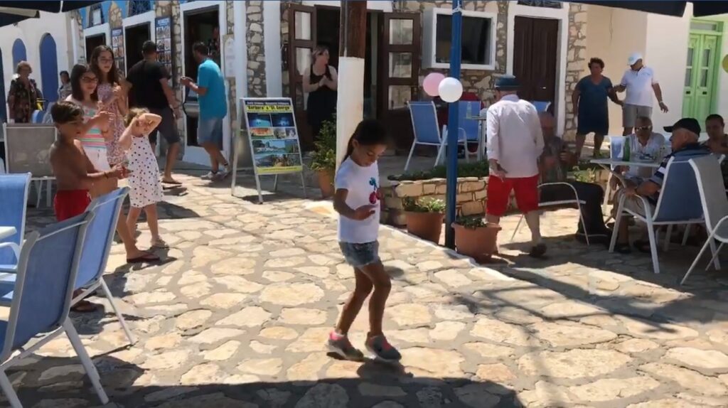 Κοριτσάκι χορεύει το «Ζεϊμπέκικο της Ευδοκίας» στο Καστελόριζο και γίνεται viral στο διαδίκτυο (Video)  - Media