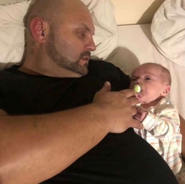 Πατέρας πέθανε στον ύπνο του ενώ είχε αγκαλιά τον 8 μηνών γιο του – Οι τελευταίες του λέξεις ήταν «Σ
