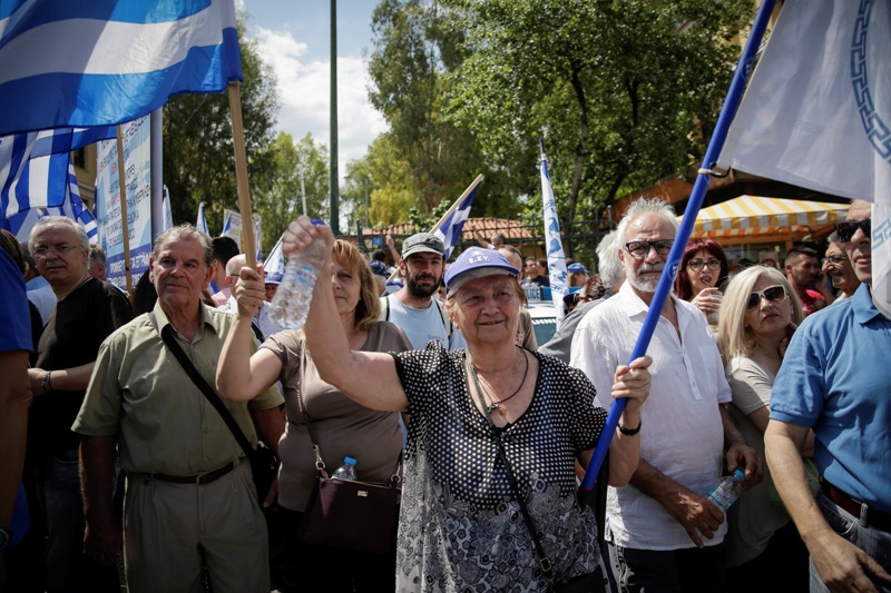 Στον Ανακριτή ο Σώρρας: Θα απολογηθεί για σωρεία κακουργημάτων - Με σημαίες στην Ευελπίδων οπαδοί του - Media