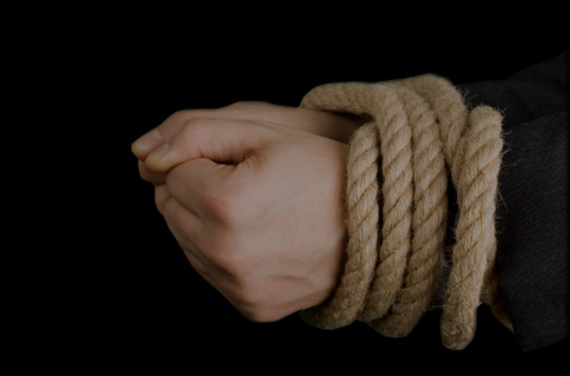 Τρέλα: Απειλούσε να σκοτώσει μητέρα και αδελφή - Τις κρατούσε κλεισμένες με δέκα σκυλιά - Media