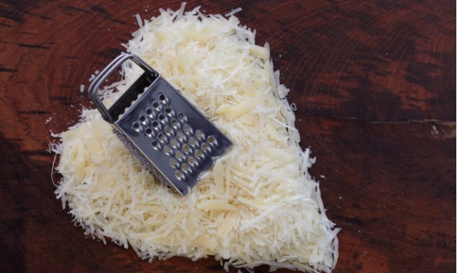 Δείτε πώς να τρίβετε το τυρί – Τόσο καιρό το κάνατε λάθος (Video)  - Media