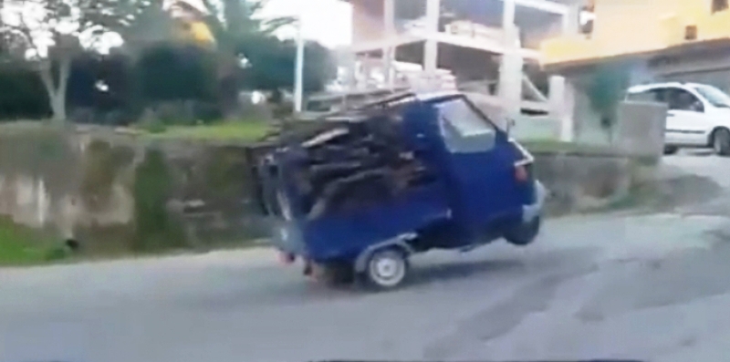 Απίστευτο: Μετέφερε ολόκληρο αυτοκίνητο πάνω σε... τρίκυκλο (Video) - Media