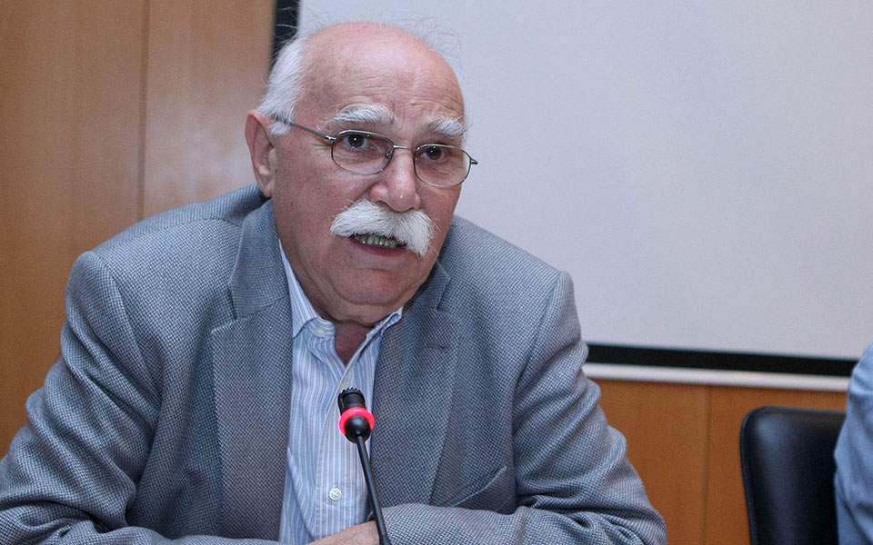 Πέθανε ο συγγραφέας και νομικός Μάκης Τρικούκης - Media