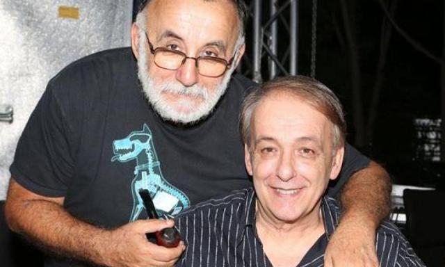 Ανδρέας Μικρούτσικος: Στο πλευρό του αδερφού του, Θάνου - Το τραγούδι που του αφιέρωσε πάνω στη σκηνή (Photos) - Media