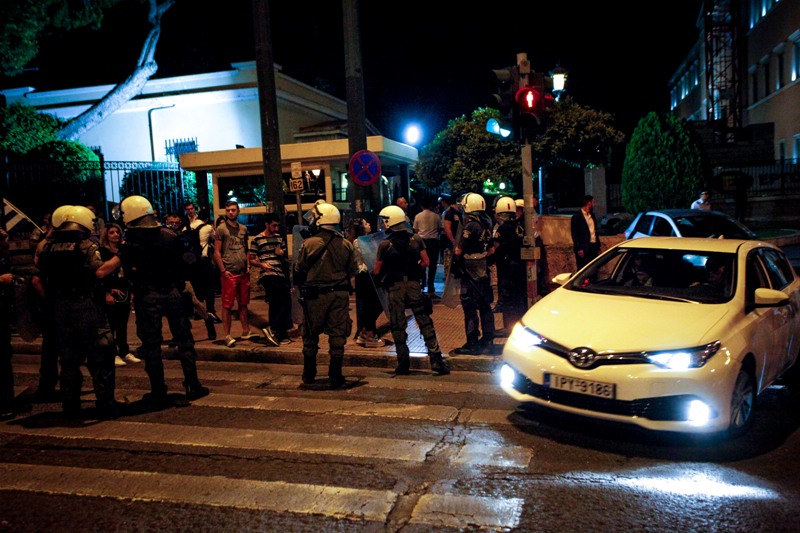 Μία σύλληψη για απόπειρα εισβολής στο Κοινοβούλιο - Eπίθεση σε αυτοκίνητο βουλευτών  - Media