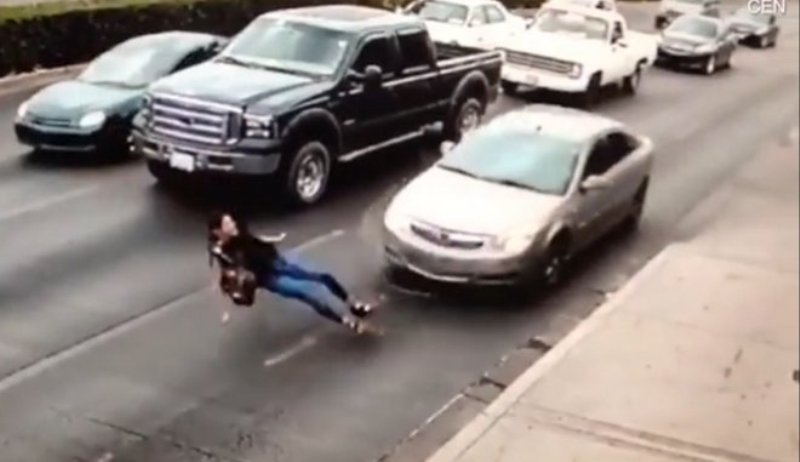 Διέσχιζε το δρόμο με τα ψηλοτάκουνα, παραπάτησε και την πάτησε αυτοκίνητο (Σκληρό Video) - Media