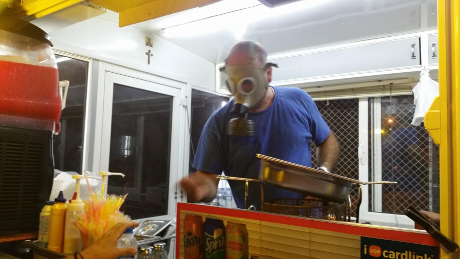 Συνέχισε να δουλεύει μέσα στα δακρυγόνα φορώντας αντιασφυξιογόνο μάσκα και έγινε viral! (Photo) - Media