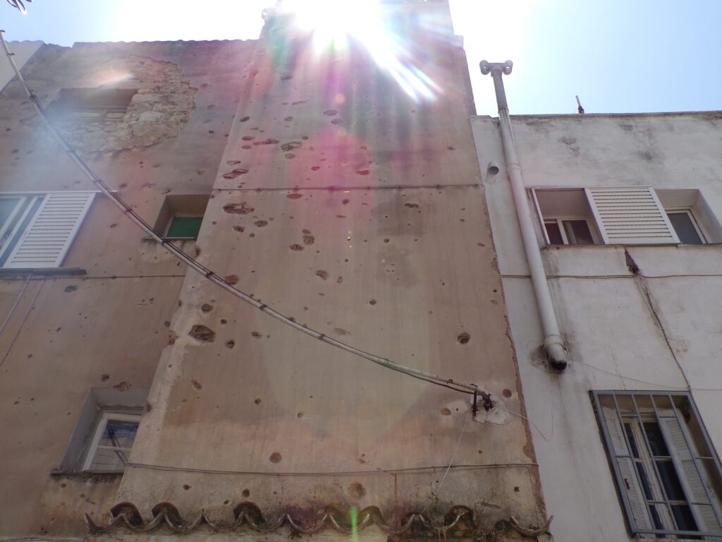 Στα προσφυγικά της Καισαριανής οι τρύπες στους τοίχους μαρτυρούν ακόμα τη σύγχρονη ιστορία της Ελλάδας (Photos) - Media Gallery 3