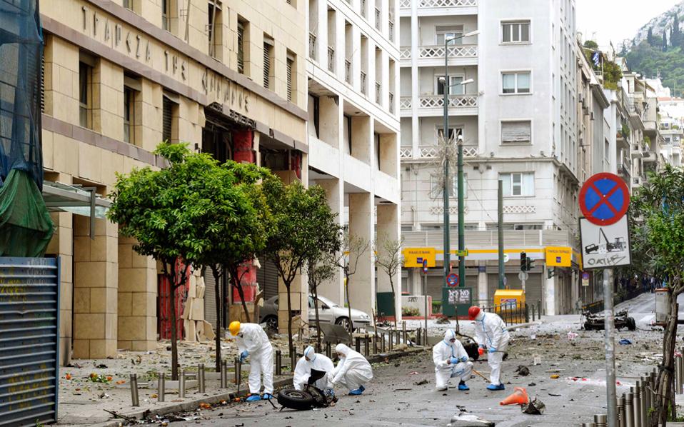 Ισόβια και 25 χρόνια κάθειρξη στην Πόλα Ρούπα για την βόμβα στην Τράπεζα της Ελλάδος - Media