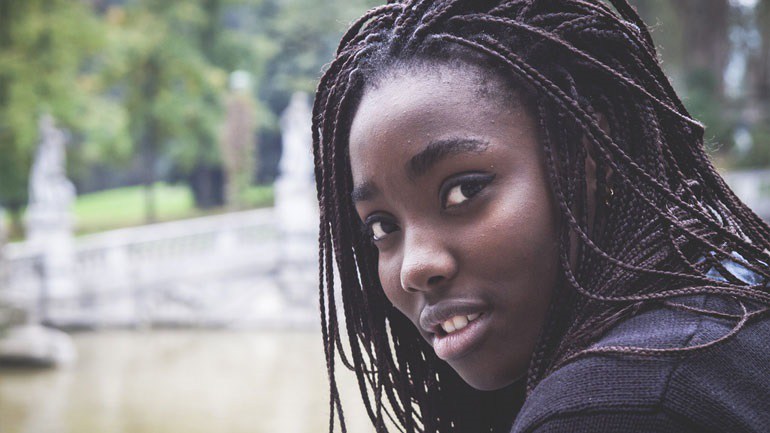 Ρατσιστική επίθεση κατά πρωταθλήτριας σφαιροβολίας – Της πέταξαν αυγό στο πρόσωπο - Media