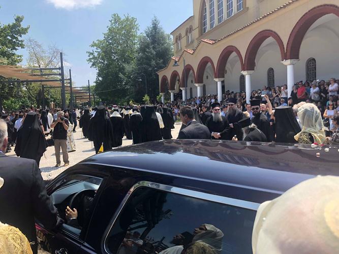 Λάρισα: Πλήθος κόσμου στην κηδεία του μητροπολίτη Ιγνάτιου - Ενταφιάστηκε στην αυλή εκκλησίας (Photos/Video) - Media