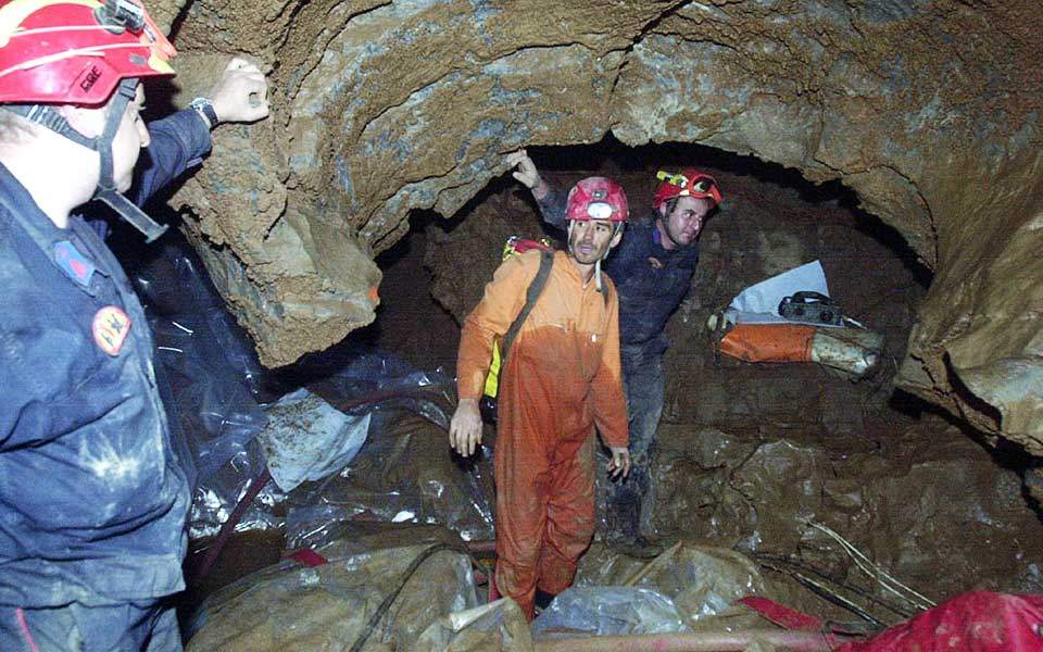 Εκατό ώρες στα έγκατα της γης: Η δραματική διάσωση σε σπήλαιο της Κρήτης (Video) - Media