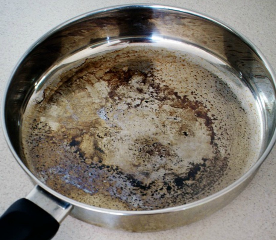 Πώς να καθαρίσετε εύκολα τα καμμένα λίπη από μαγειρικά σκεύη - Media