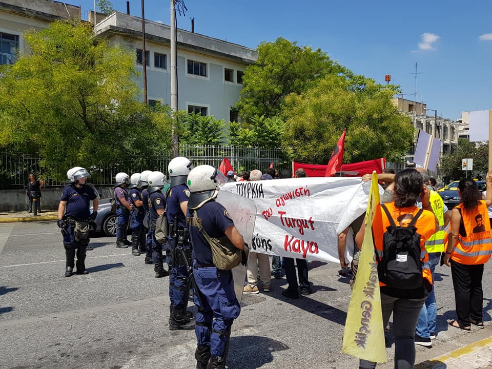 ΑΝΤΑΡΣΥΑ: Μπλόκο των ΜΑΤ σε παράσταση διαμαρτυρίας για τον Τουργκούτ Καγιά - Όχι στην έκδοση την Τουρκία - Media