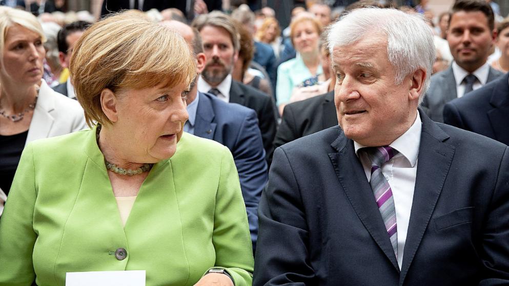 Συμφώνησαν Μέρκελ και Ζεεχόφερ: Θα δημιουργήσουν κλειστά κέντρα ασύλου - Media