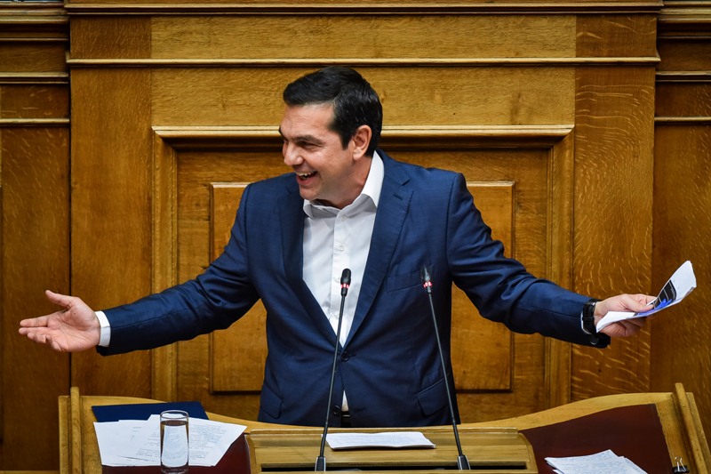Τσίπρας προς Μητσοτάκη για μη περικοπή συντάξεων: Όλα στην ώρα τους, το πικρό ποτήρι θα το πιείτε γουλιά γουλιά - Media