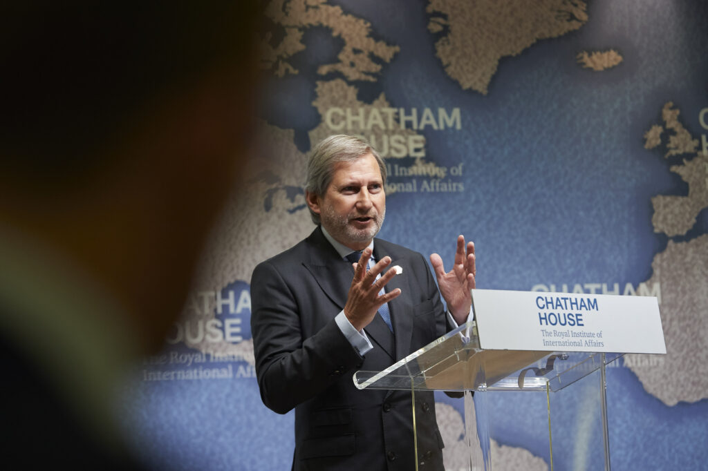 Πρωτοφανής δήλωση του επιτρόπου Χαν: Αν υπάρξει συμφωνία Ελλάδας-Αλβανίας θα αλλάξουν τα σύνορα - Media