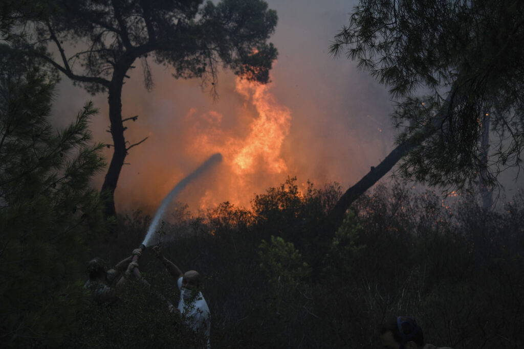Πεντέλη: Εικόνες από την απεγνωσμένη προσπάθεια κατοίκων και πυροσβεστών να σβήσουν τη φωτιά - Media Gallery 3