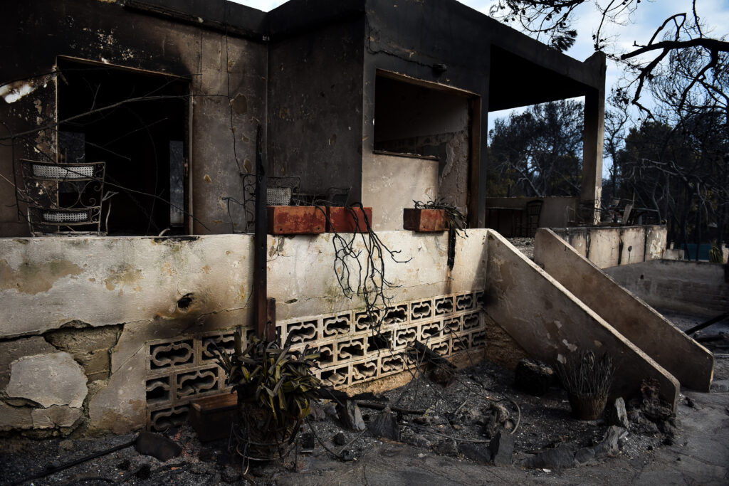 «Είδα το σπίτι μου να καίγεται σε ζωντανή σύνδεση»: Η εξομολόγηση δημοσιογράφου για τα αποκαΐδια του σπιτιού του στην Κινέτα - Media