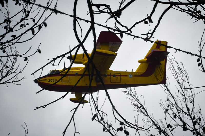 Στην καρδιά της κόλασης - Η μεγάλη πυρκαγιά μέσα από το κόκπιτ ενός καναντέρ (Video) - Media