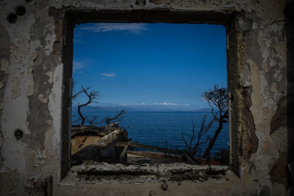 Η ορχήστρα παίζει, ο Τιτανικός στα βράχια… - Media