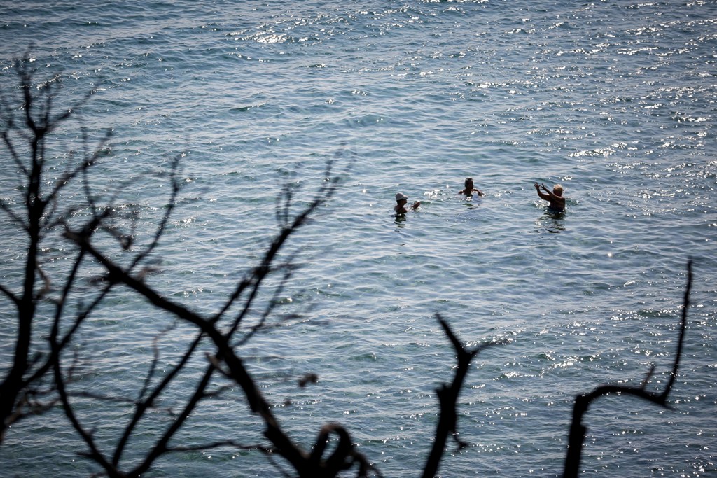 Το καλοκαίρι συνεχίζεται στα καμένα - Kάνουν μπάνιο στο λιμανάκι της Ραφήνας (Photos) - Media
