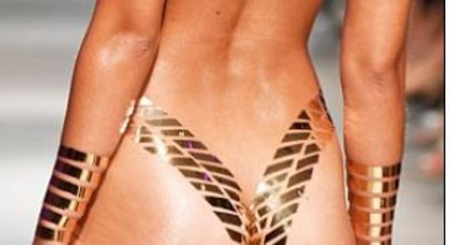 Η νέα τάση στη μόδα των μαγιό προτάσσει…αυτοκόλλητα! Θα το τoλμούσατε; (Photos) - Media