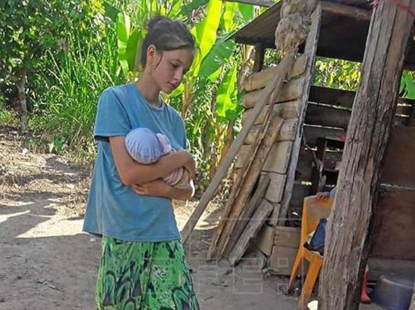 Τη θεωρούσαν νεκρή αλλά βρέθηκε με βρέφος σε ζούγκλα του Περού, δέσμια ενός «γκουρού» που τη βίαζε - Media