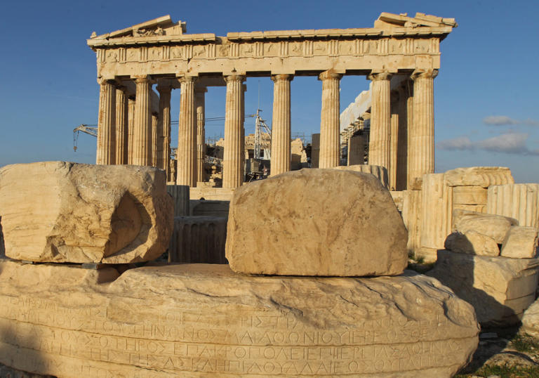 Ανέβηκαν στην Ακρόπολη κι έκαναν… καραγκιοζιλίκια – Δεν τους σταμάτησε κανείς (Video) - Media