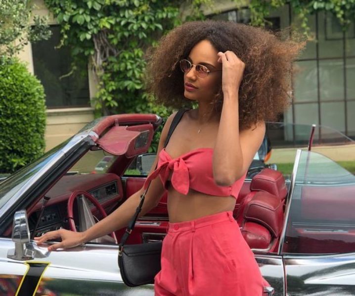 Εντός γηπέδου ξεσηκώνει τον κόσμο ο Εμπαπέ έξω από το γήπεδο, τον ξεσηκώνει η πανέμορφη σύντροφος του. (Photos) - Media