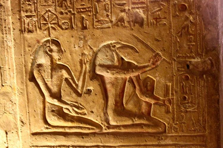 Αλεξάνδρεια: Αποκαλύφθηκε μυστικό 70 ετών - Βρέθηκαν εκατοντάδες κεραμικά που είχαν κρύψει τον Β’ Παγκόσμιο Πόλεμο! - Media