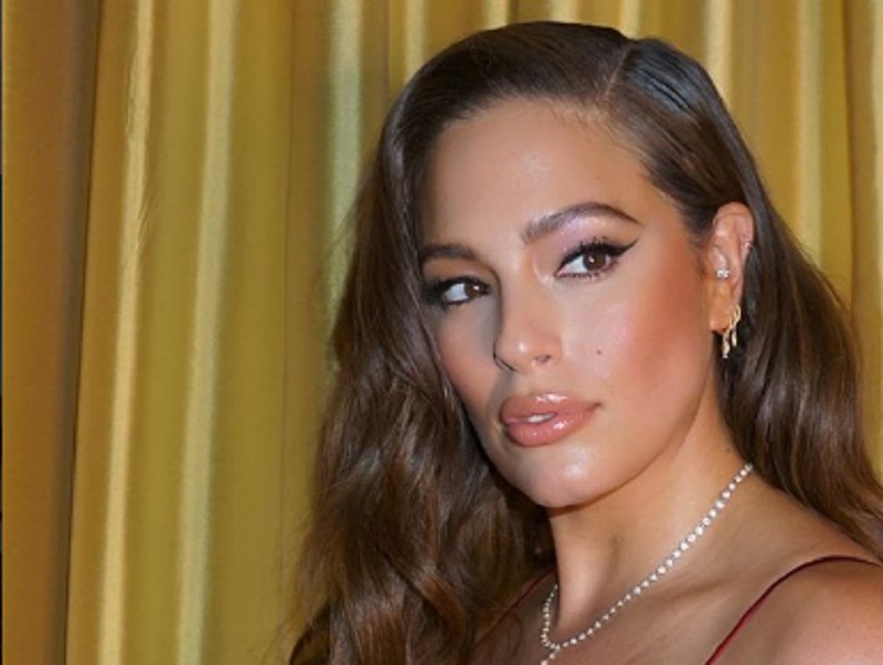 H πληθωρική Άσλεϊ Γκράχαμ ποζάρει τόπλες και «ρίχνει» το Instagram (Photos) - Media