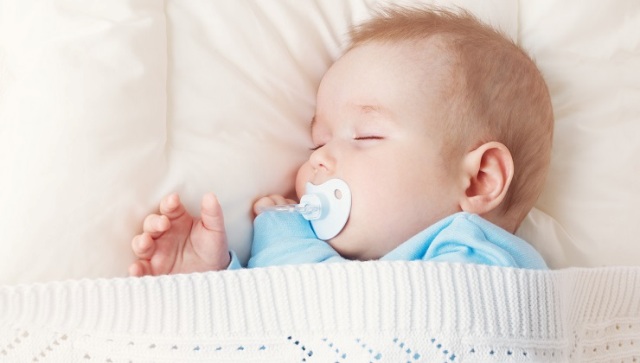 Δείτε πώς να κοιμίσετε ένα μωρό μέσα σε 40 δευτερόλεπτα! (Video) - Media